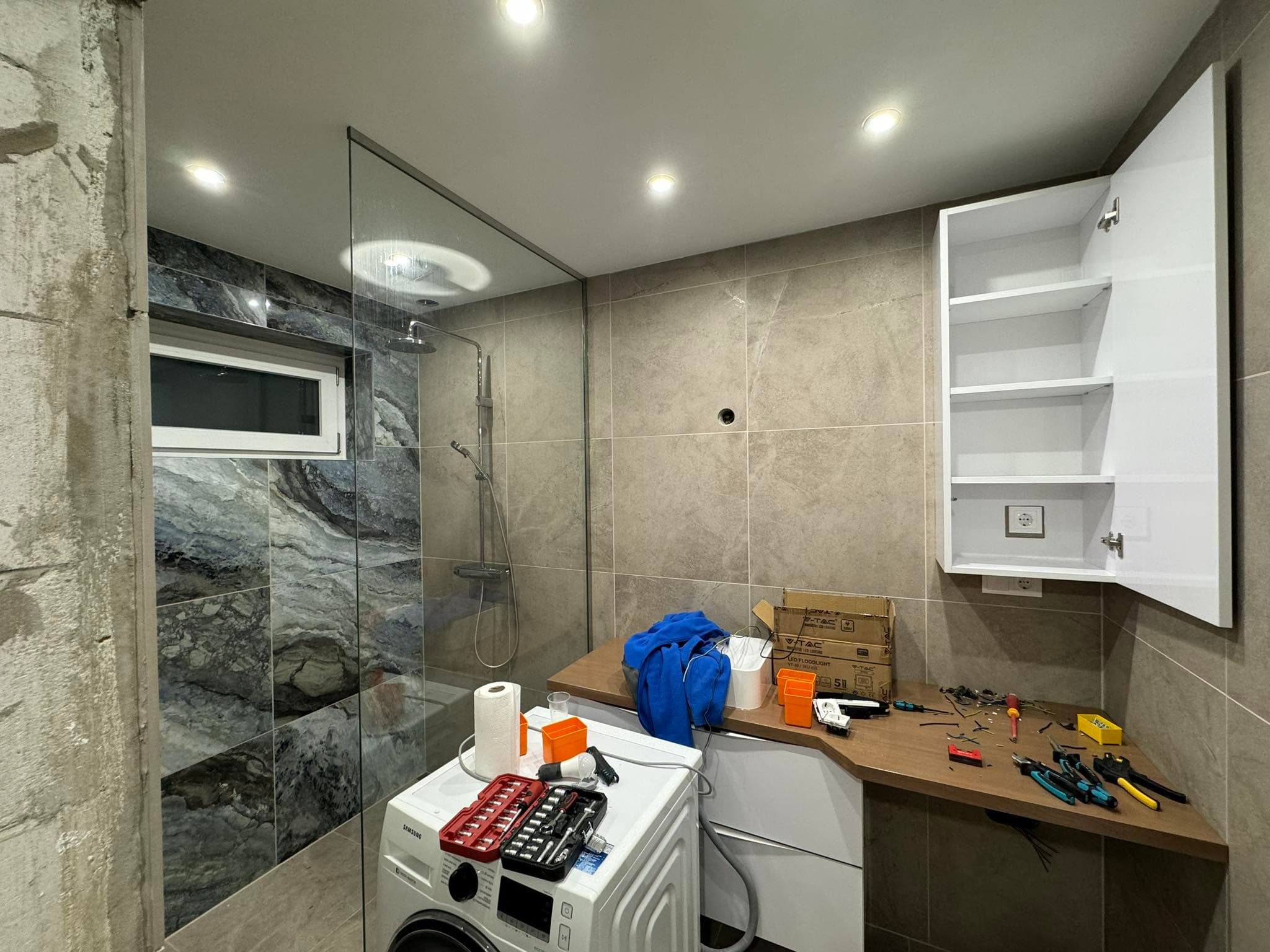 Spotlámpák felszerelése Spotlámpák felszerelése